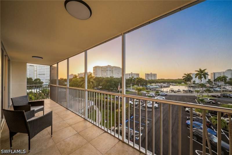 1 bedroom Condominium at 5 Bluebill Ave 410, Vanderbilt Towers, Naples — photo 3
