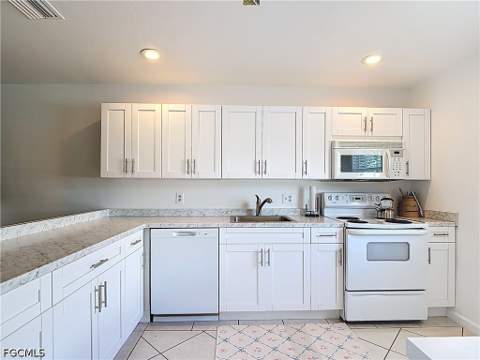 4293 Island Cir 4, Fort Myers FL - photo 7 of 48