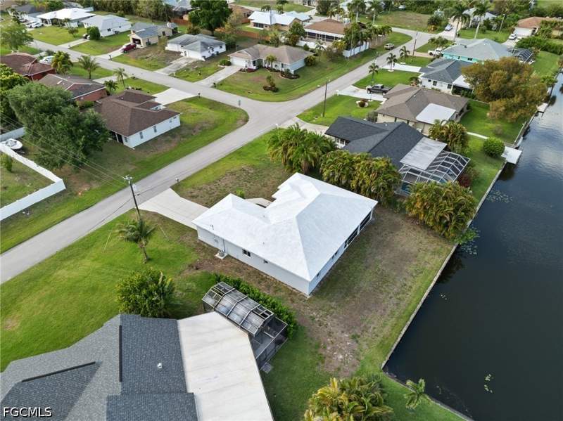 3 bedroom SingleFamilyResidence at 605 SE 23rd Ave, Cape Coral, Cape Coral — photo 4