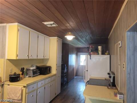 1104 Gulf St, Moore Haven FL - photo 7 of 26