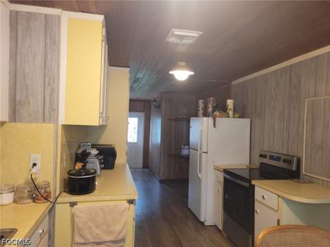 1104 Gulf St, Moore Haven FL - photo 8 of 26