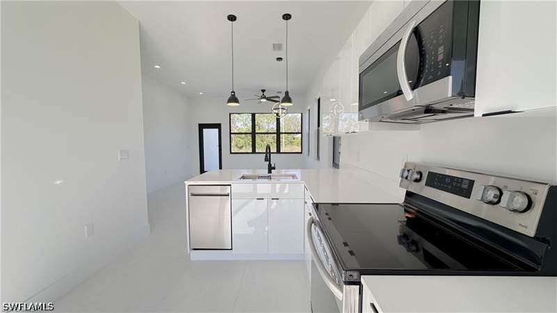 3 bedroom SingleFamilyResidence at 714 Chambers St E, Mirror Lakes, Lehigh Acres — photo 3