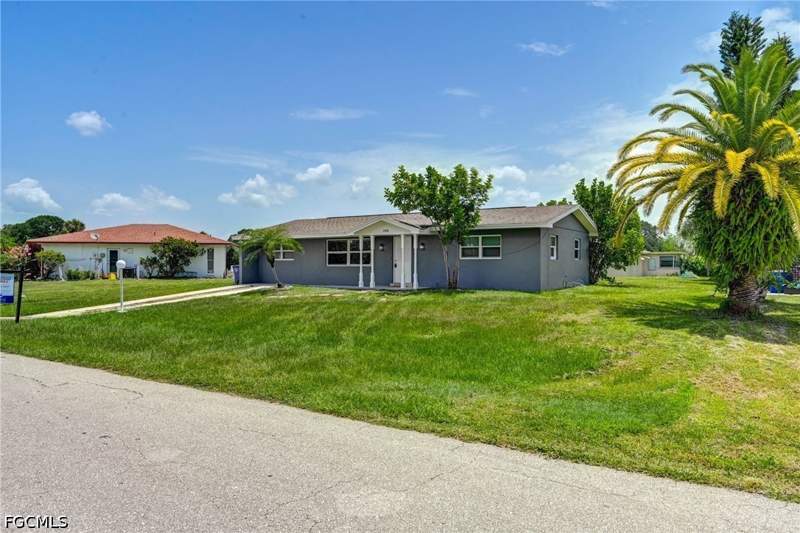 3 bedroom SingleFamilyResidence at 208 Norwich Ave, Lehigh Acres, Lehigh Acres — photo 2