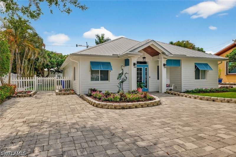 3 bedroom SingleFamilyResidence at 740 5th Ave N, Olde Naples, Naples — photo 2