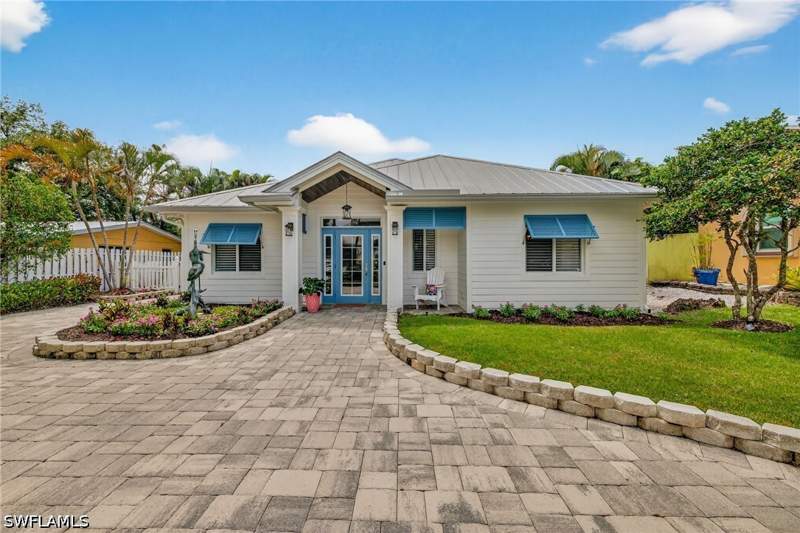 3 bedroom SingleFamilyResidence at 740 5th Ave N, Olde Naples, Naples — photo 3