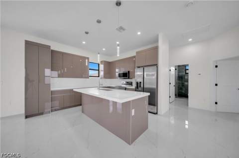 513 NW 25th Ter, Cape Coral FL - photo 14 of 39