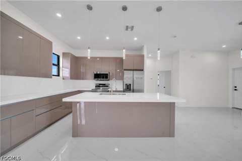 513 NW 25th Ter, Cape Coral FL - photo 15 of 39