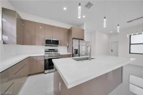 513 NW 25th Ter, Cape Coral FL - photo 16 of 39