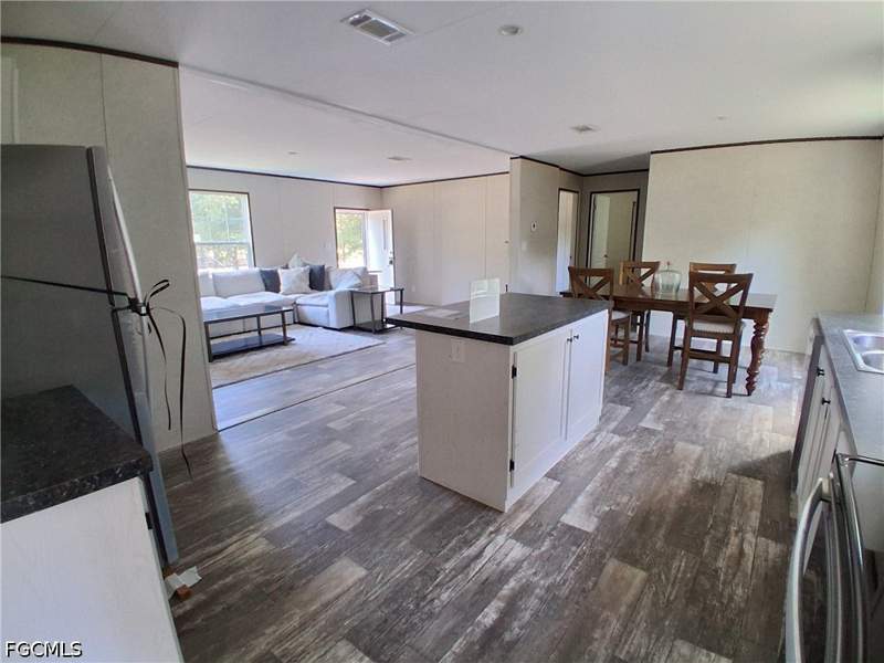 3 bedroom ManufacturedHome at 860 N Live Oak St, Montura, Clewiston — photo 4