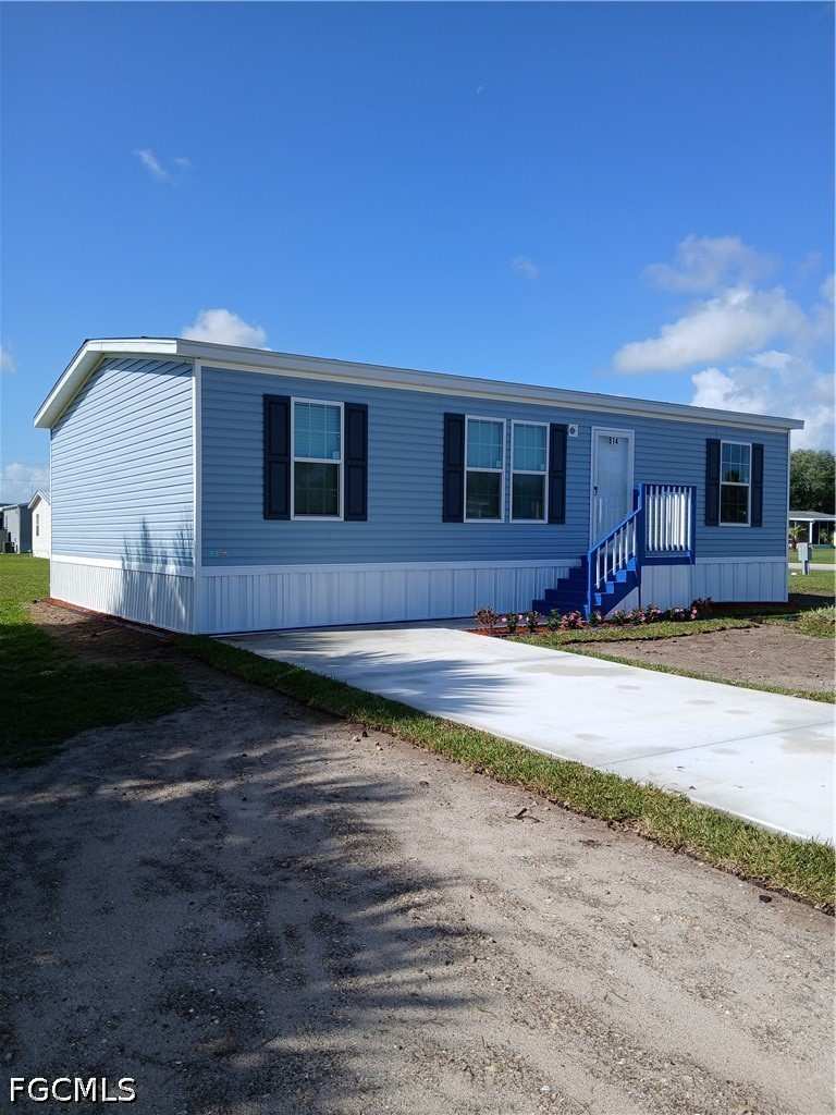 3 bedroom ManufacturedHome at 814 Big Branch Ln NW, Moore Haven, Moore Haven — photo 1