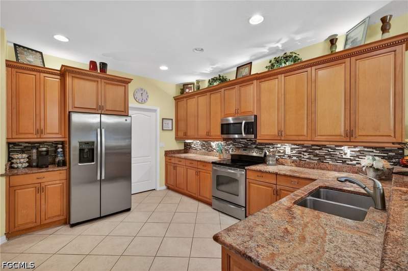 6 bedroom SingleFamilyResidence at 12416 Muddy Creek LN, STONEYBROOK, Fort Myers — photo 3