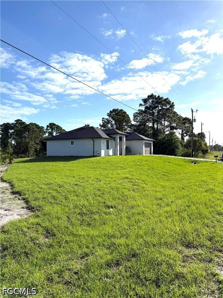 3 bedroom SingleFamilyResidence at 803 Newell St E, Southeast Lehigh, Lehigh Acres — photo 2