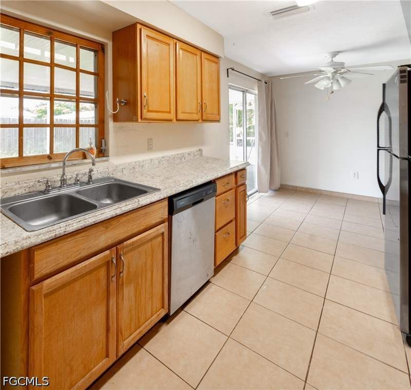 3 bedroom SingleFamilyResidence at 4848 Ipswitch Ct, Bowling Green, Fort Myers — photo 5