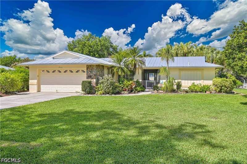 3 bedroom SingleFamilyResidence at 1910 Oak Dr, Dun Rovn Village, Alva — photo 1