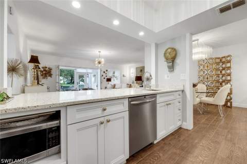 5817 Glencove DR 402, Naples FL - photo 10 of 45