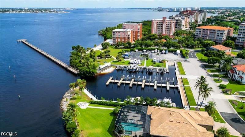 2 bedroom Townhouse at 10891 Meadow Lark Cove Dr, Meadowlark Cove, Fort Myers — photo 5