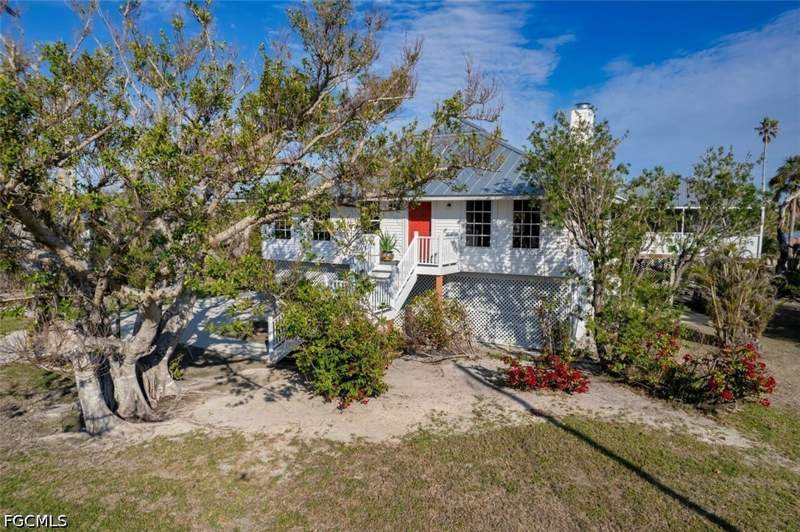 3 bedroom SingleFamilyResidence at 220 Palm Lake Dr, Palm Lake, Sanibel — photo 2