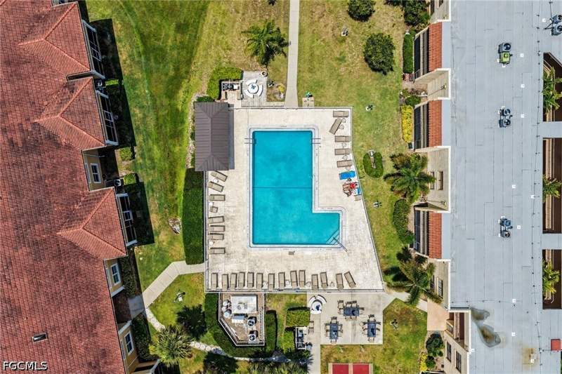 2 bedroom Condominium at 12501 McGregor Blvd 10, Maple Gardens, Fort Myers — photo 2