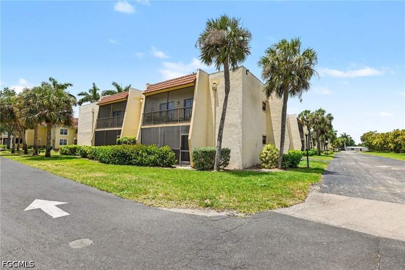 2 bedroom Condominium at 12501 McGregor Blvd 10, Maple Gardens, Fort Myers — photo 4