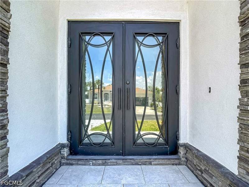 5 bedroom SingleFamilyResidence at 8831 Woodgate Dr, Woodgate Estates, Fort Myers — photo 2