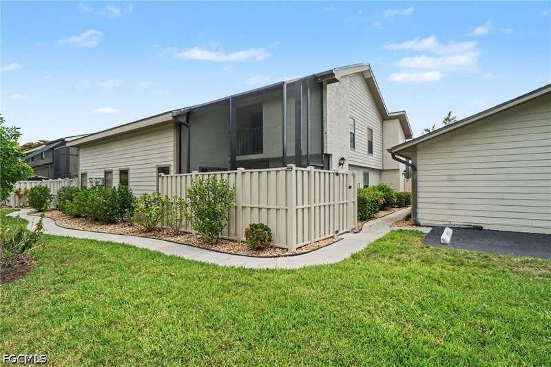 2 bedroom Townhouse at 13204 Broadhurst Loop, Cypress Lake Estates, Fort Myers — photo 2