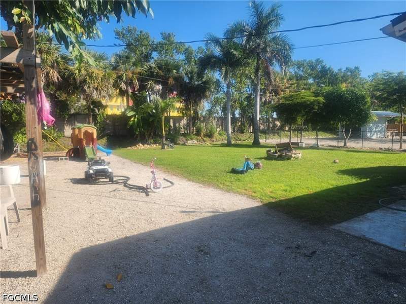 4 bedroom SingleFamilyResidence at 4707 Duera Mae Dr, Harlem Heights, Fort Myers — photo 4