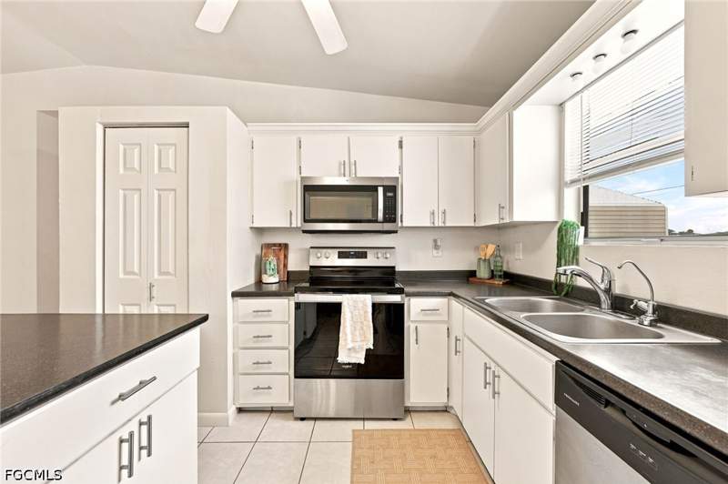 3 bedroom SingleFamilyResidence at 2111 NE 25th St, Cape Coral, Cape Coral — photo 4