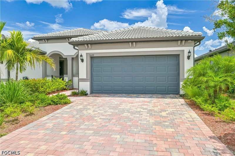 2 bedroom Attached at 16688 Rolling Rock Blvd, Country Club, Alva — photo 1