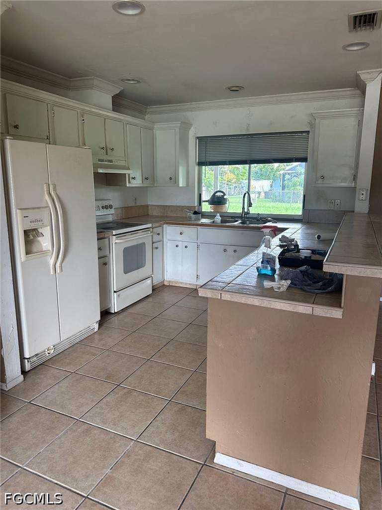 2 bedroom SingleFamilyResidence at 1404 SE 34th Ter, Cape Coral, Cape Coral — photo 4