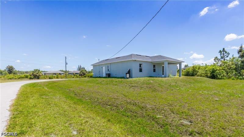 3 bedroom SingleFamilyResidence at 423 Yolanda St, Lehigh Acres, Lehigh Acres — photo 3