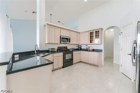 8864 New Castle Dr, Fort Myers FL - photo 8 of 39