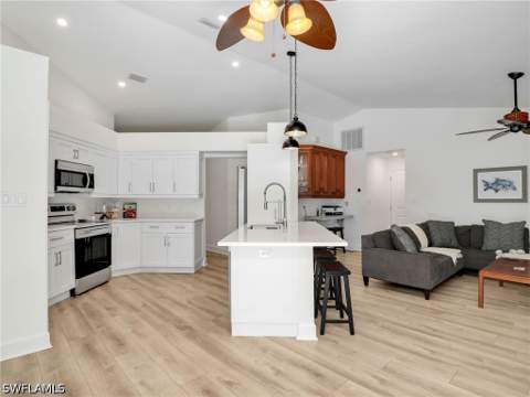 2474 Outrigger Ln, Naples FL - photo 10 of 38