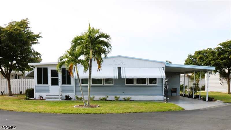 2 bedroom ManufacturedHome at 116 Coachlight Dr, Coachlight Manor Mobile Home, Fort Myers — photo 1