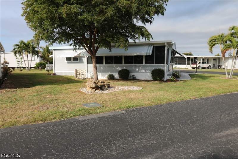 2 bedroom ManufacturedHome at 116 Coachlight Dr, Coachlight Manor Mobile Home, Fort Myers — photo 4