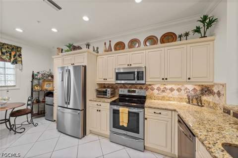 8239 Parkstone Pl 102, Naples FL - photo 10 of 50