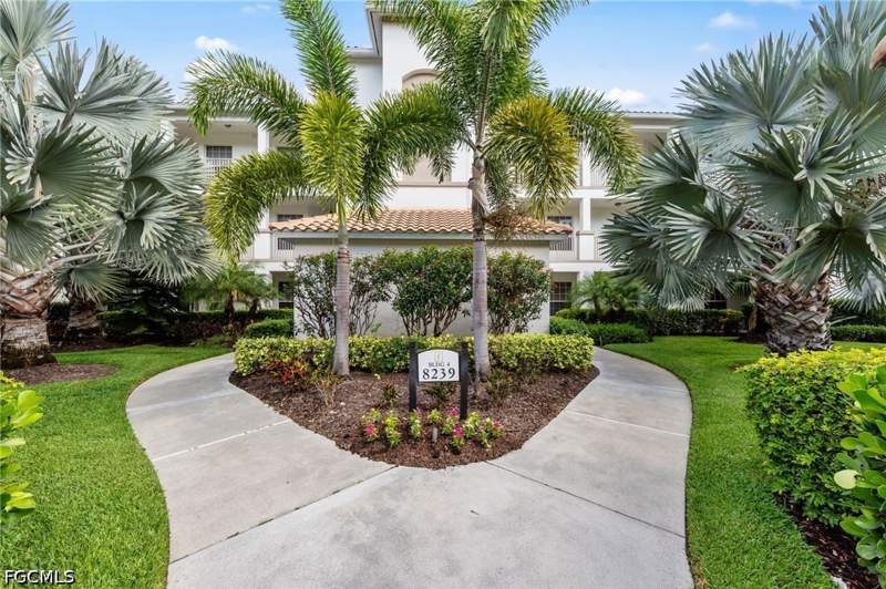 2 bedroom Condominium at 8239 Parkstone Pl 102, Waterford At Vanderbilt Country Club, Naples — photo 2