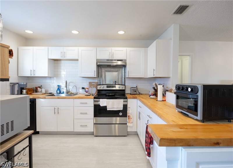 3 bedroom Attached at 1513 Edgewater Cir, Myerlee Park Homes Condo, Fort Myers — photo 4