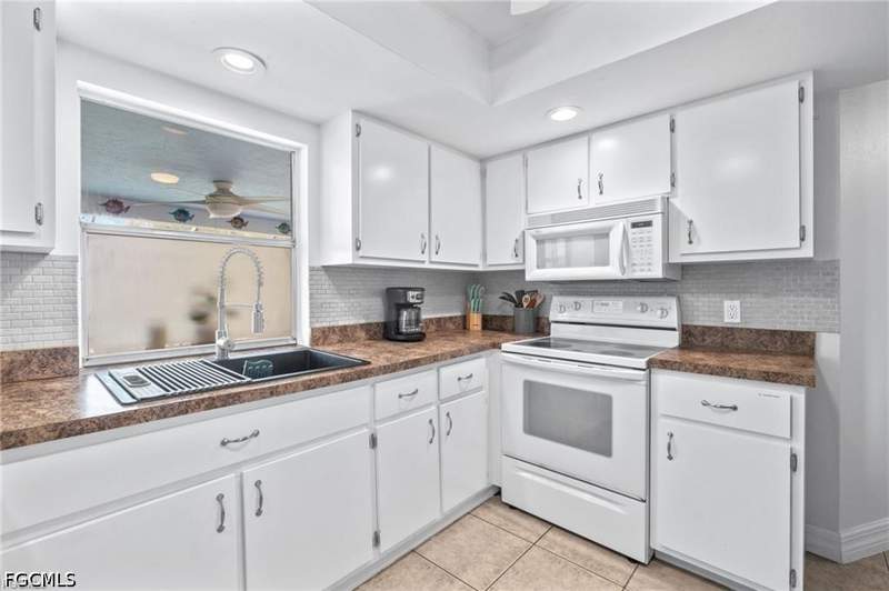 3 bedroom SingleFamilyResidence at 1015 SE 25th Ln, Cape Coral, Cape Coral — photo 4