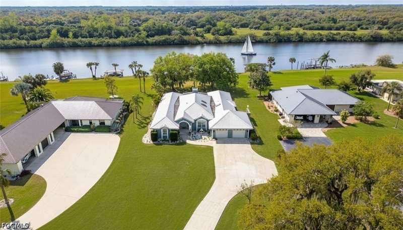 3 bedroom SingleFamilyResidence at 1261 Riverbend Dr, Labelle, Labelle — photo 1