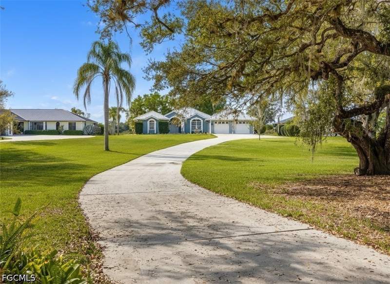 3 bedroom SingleFamilyResidence at 1261 Riverbend Dr, Labelle, Labelle — photo 2