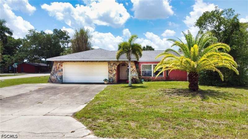 4 bedroom SingleFamilyResidence at 4240 Riverview Rd, Fort Myers, Fort Myers — photo 1
