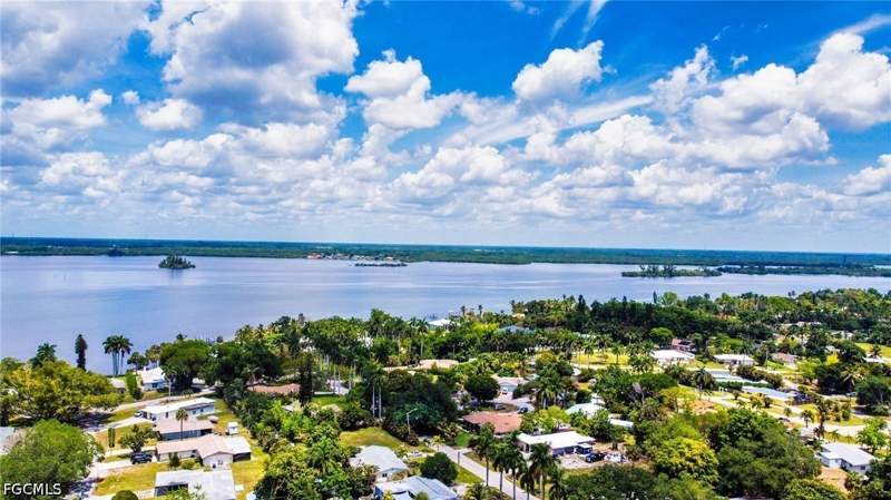 4 bedroom SingleFamilyResidence at 4240 Riverview Rd, Fort Myers, Fort Myers — photo 3