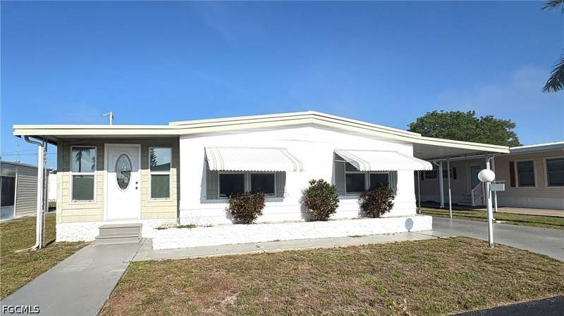 2 bedroom ManufacturedHome at 748 Park Ave, Lazy Days Mobile Village, North Fort Myers — photo 2