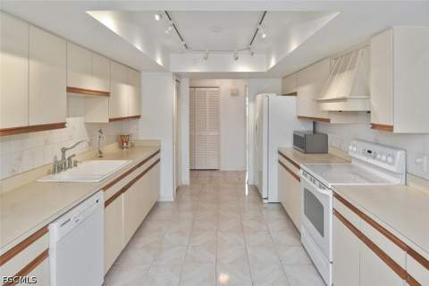 7226 Hendry Creek Dr, Fort Myers FL - photo 14 of 50