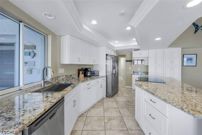 3 bedroom SingleFamilyResidence at 719 El Dorado Pkwy W, Cape Coral, Cape Coral — photo 5