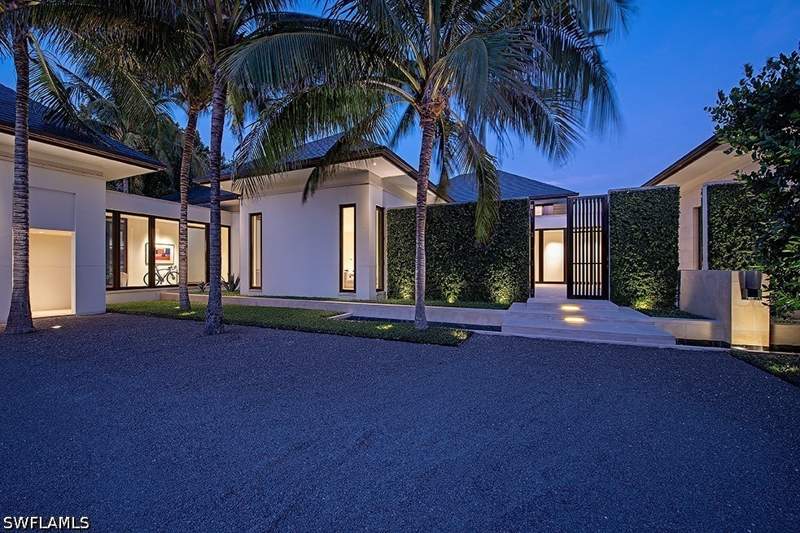 5 bedroom SingleFamilyResidence at 3655 Fort Charles Dr, Port Royal, Naples — photo 2