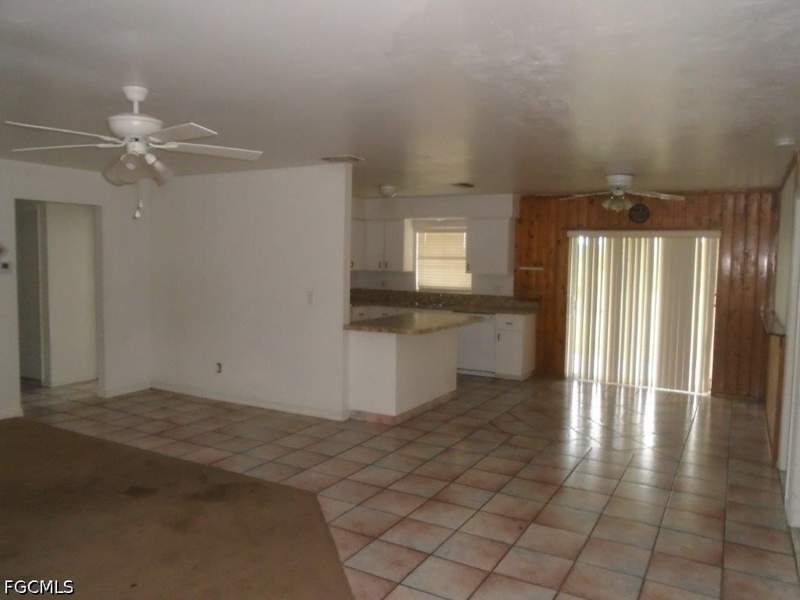 3 bedroom SingleFamilyResidence at 129 SW Trafalgar Pkwy, Cape Coral, Cape Coral — photo 4