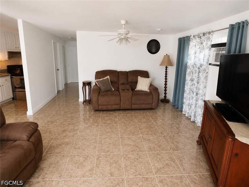 3 bedroom SingleFamilyResidence at 2204 Coronet St, Trailwinds, Fort Myers — photo 4