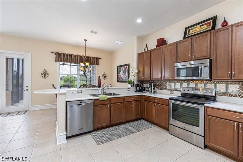 5 bedroom SingleFamilyResidence at 1966 Par Dr, Valencia Country Club, Naples — photo 5