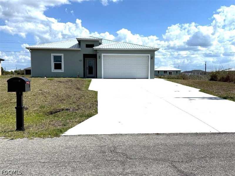 3 bedroom SingleFamilyResidence at 127 Carousel Ave, Banyan Village, Labelle — photo 1